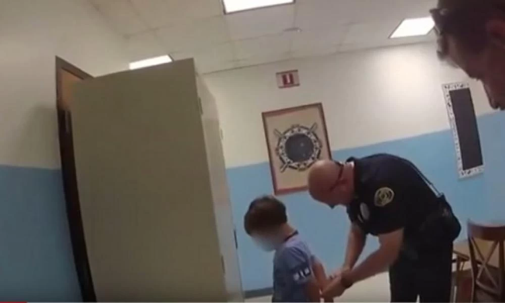 Αστυνομικοί στις ΗΠΑ φόρεσαν χειροπέδες σε 8χρονο αγόρι με ειδικές ανάγκες επειδή χτύπησε δασκάλα (βίντεο)